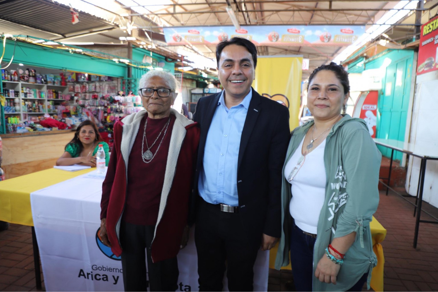 Gobernador con señora Casimira y presidenta del Mercado.jpg